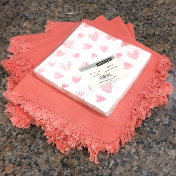 2/$10 💖 Valentine's Napkins Cloth & Paper NWT vintage - Picture 1 of 2
